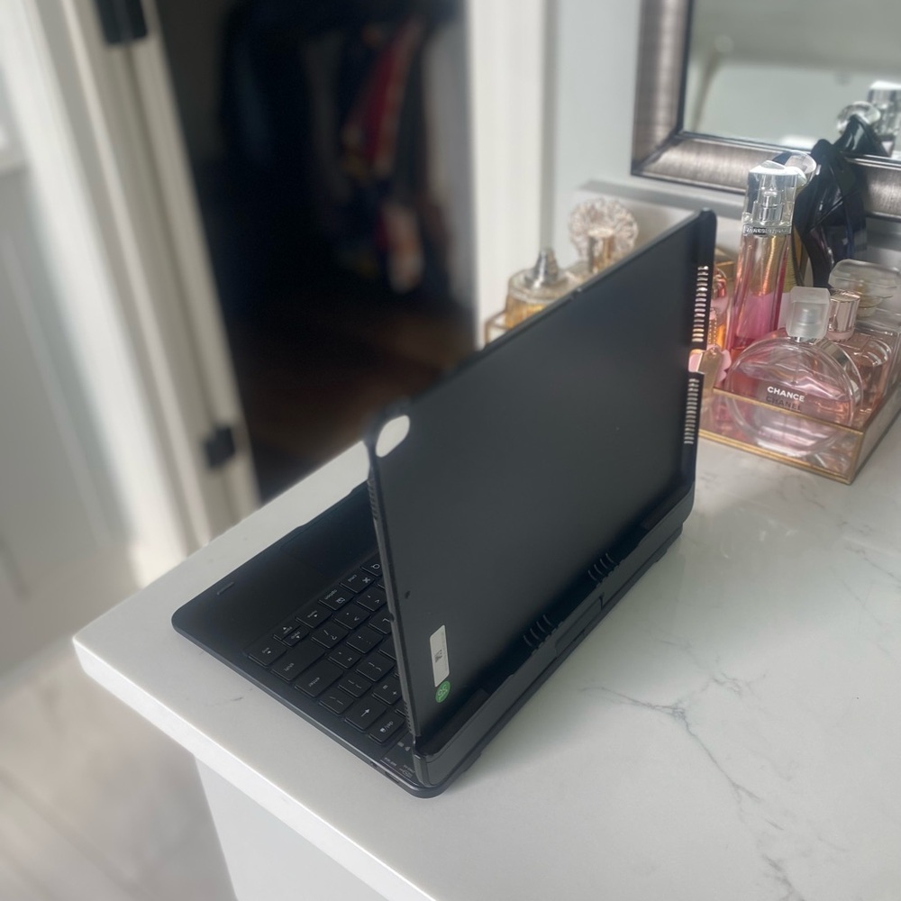 2017 iPad Pro 10.5 with QWERTY keyboard case. - Picture 8 of 13
